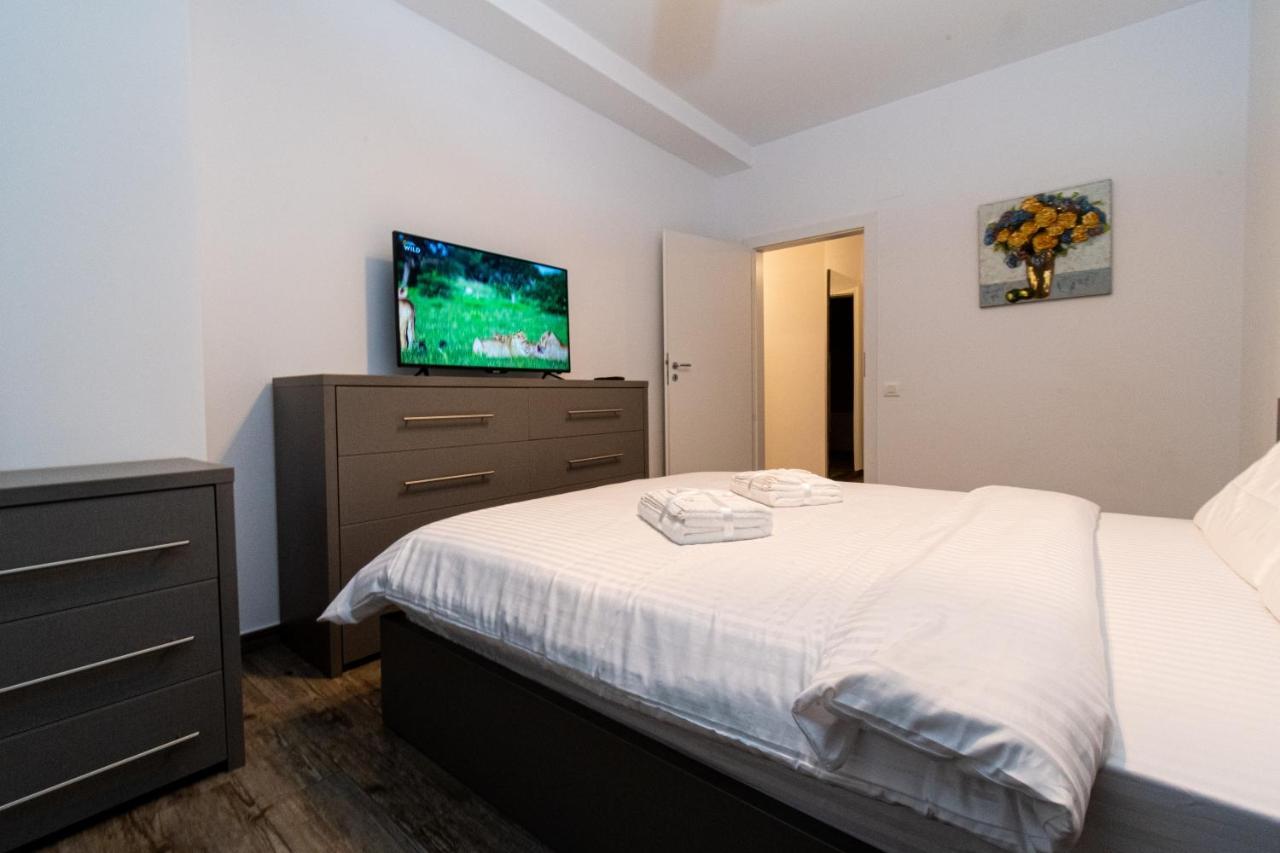 Yan Apartment - Near Mall & Free Private Parking Braşov Exterior foto