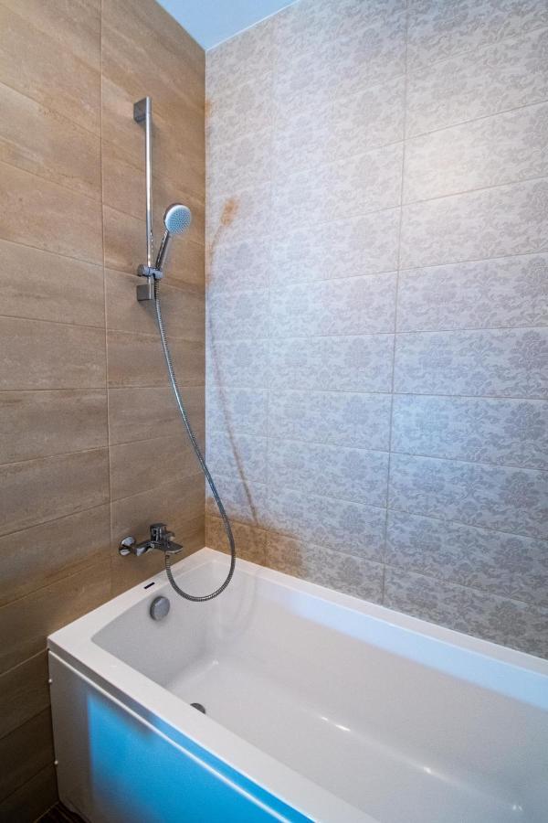 Yan Apartment - Near Mall & Free Private Parking Braşov Exterior foto